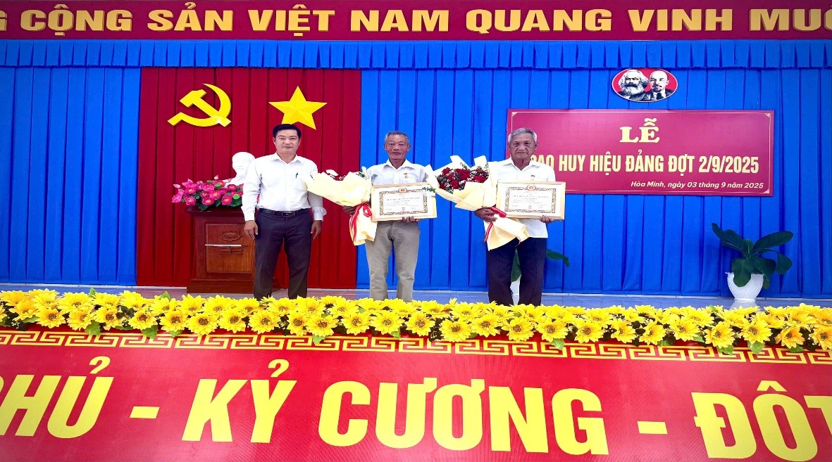 Đảng  bộ xã Hòa Minh trang trọng tổ chức Lễ trao Huy hiệu Đảng đợt 02/9/2025