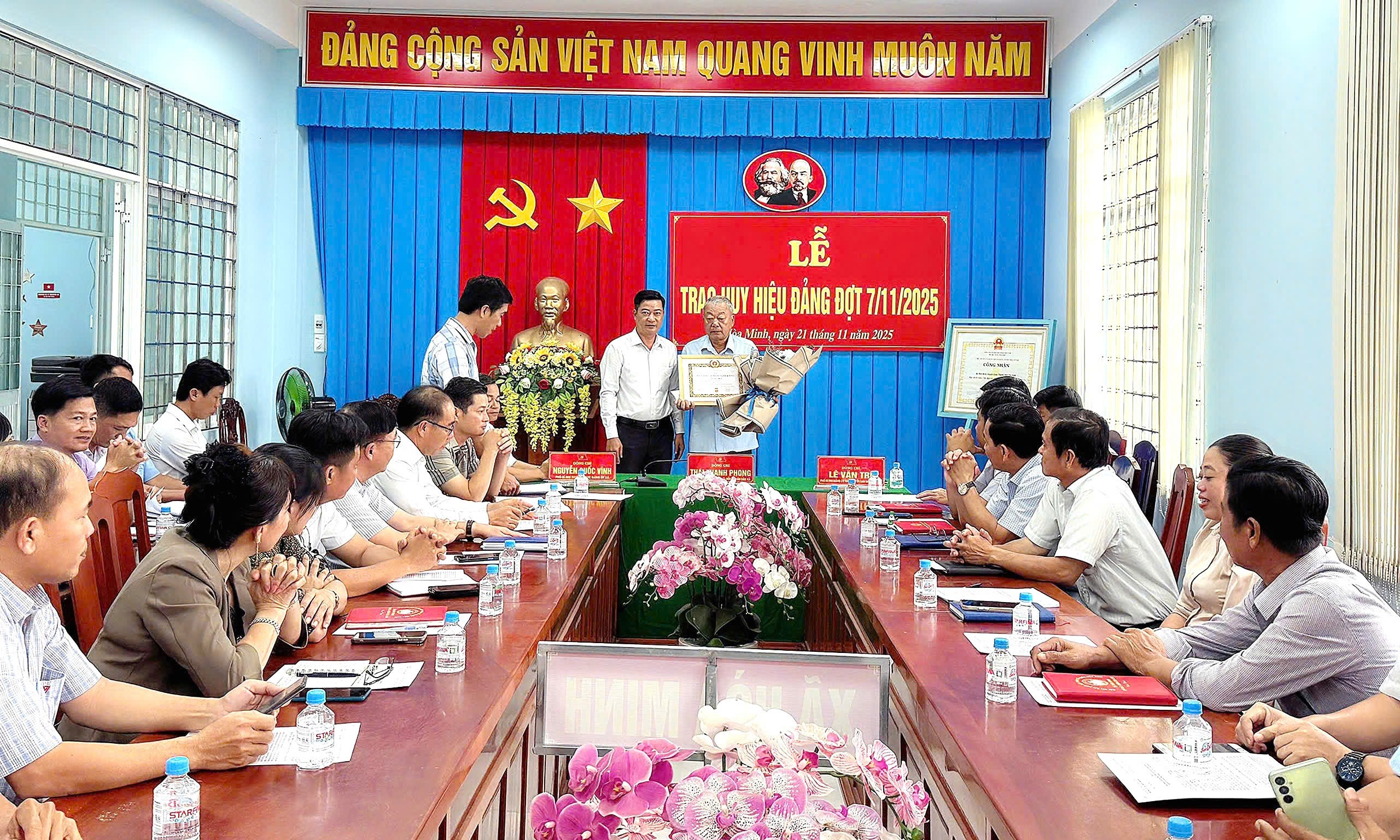 Lễ Trao Huy Hiệu Đảng Đợt 07/11/2025 "Tri ân Những Cống Hiến Bền Bỉ của Đảng Viên Xã Hòa Minh" 