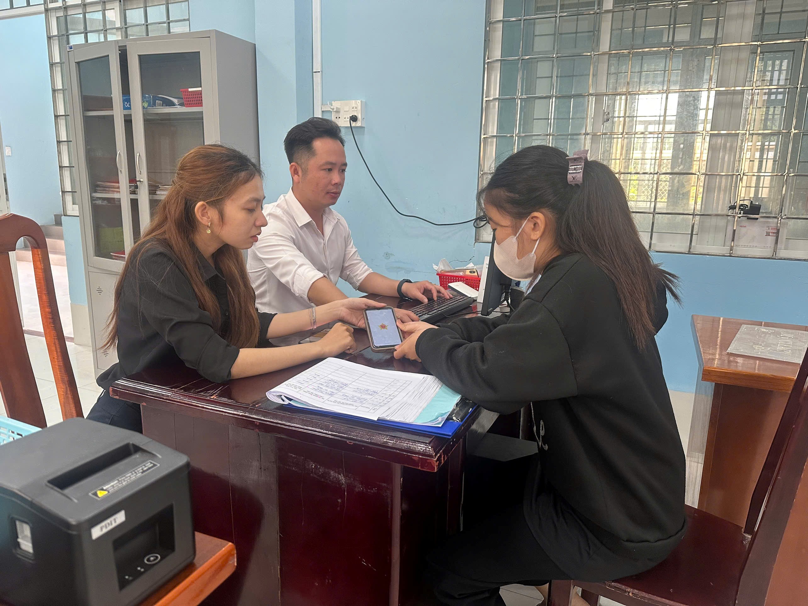 Xã Hòa Minh triển khai không tiếp nhận hồ sơ giấy trong thực hiện 25 dịch vụ công thiết yếu