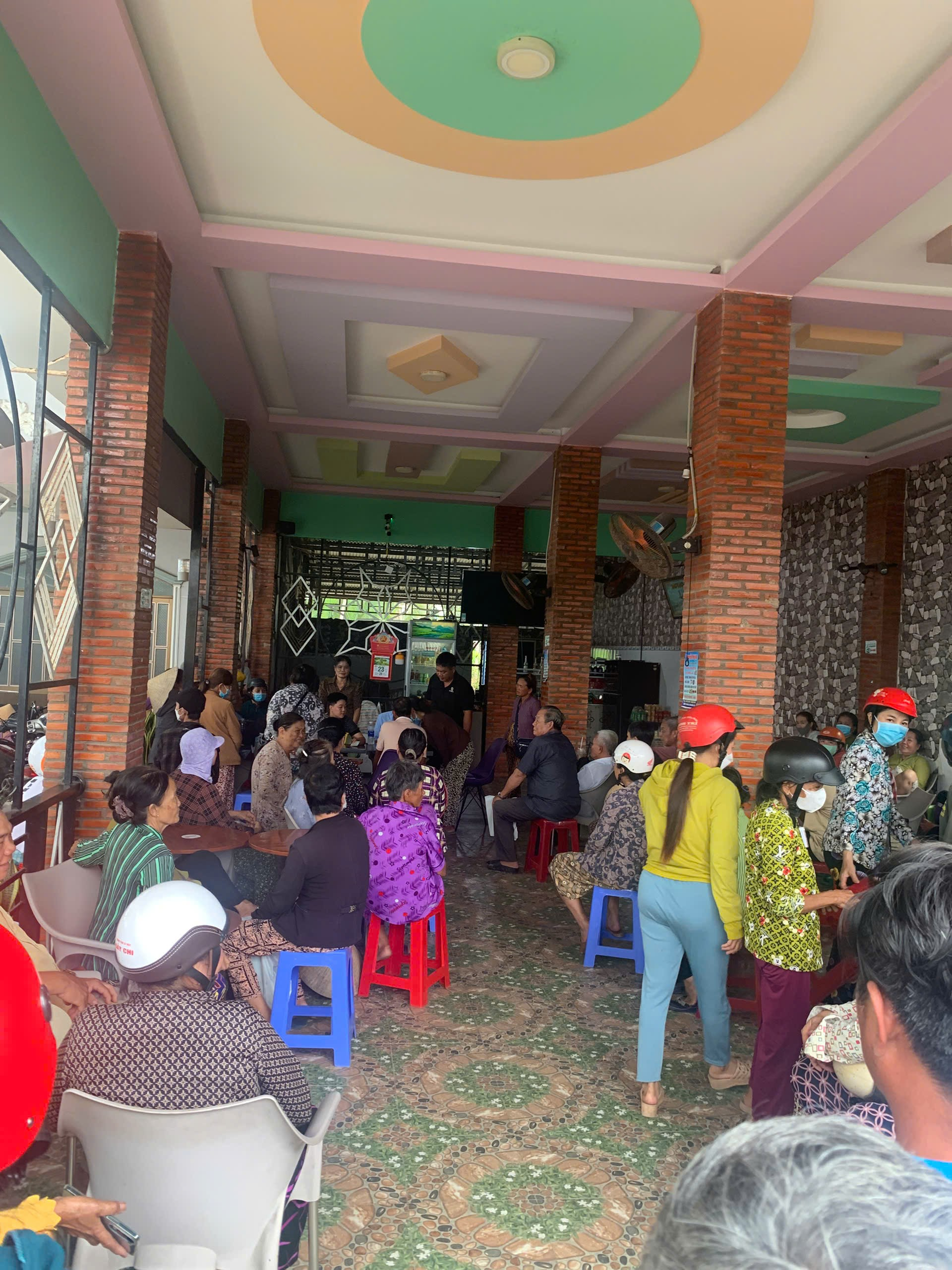 Người dân xã Hòa Minh phấn khởi nhận quà Tết Độc lập